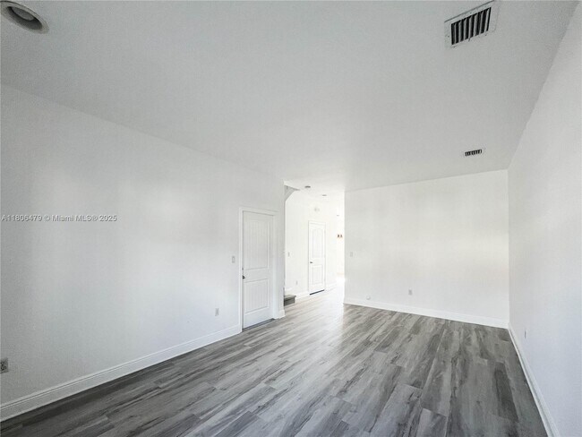 Building Photo - 639 NE 33rd Terrace