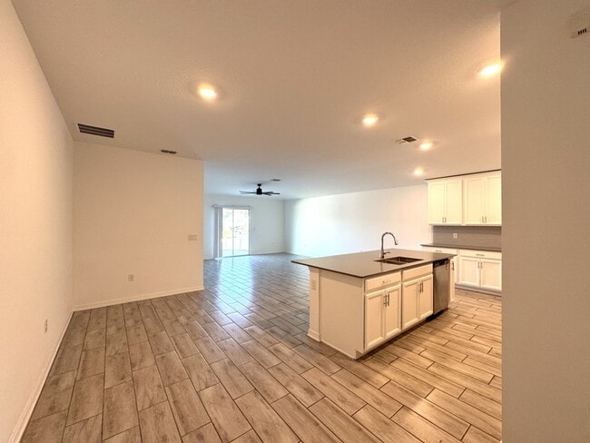 Building Photo - 5442 Limestone St
