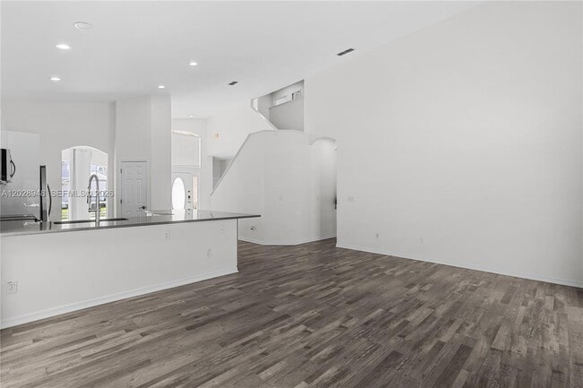 Building Photo - 434 Castlemain Cir