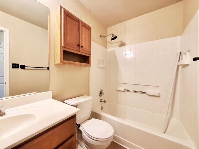 Building Photo - 491 Goldenrod St