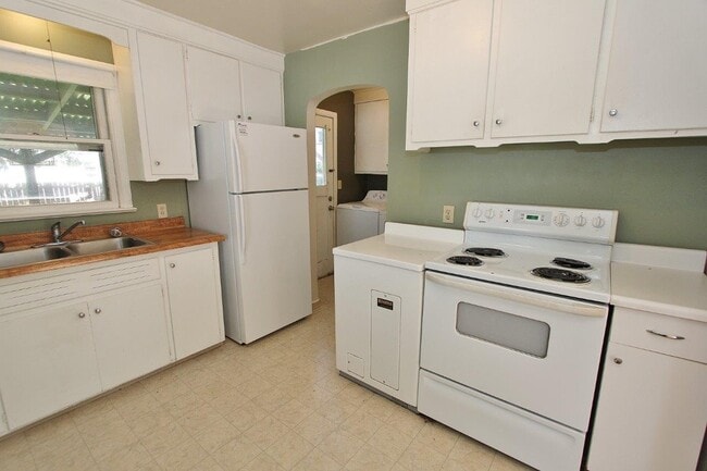 Building Photo - 1605 S Reinhart Dr
