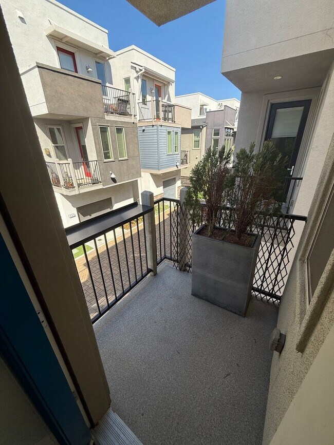 Building Photo - 2 bed | 2.5 bath | 1014 SF | 1 Car Garage | Tri-level condominium| Owner pays WS&G!