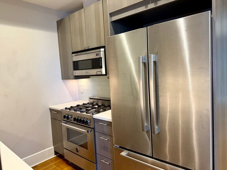 Building Photo - 5 Mohawk St