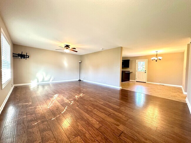 Building Photo - Move-In Special available! Spacious 3-Bedr...