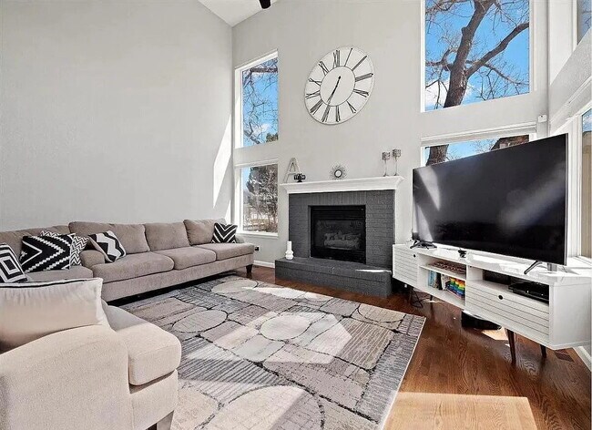 Building Photo - OMG this is a Stunning Large 5 BR House