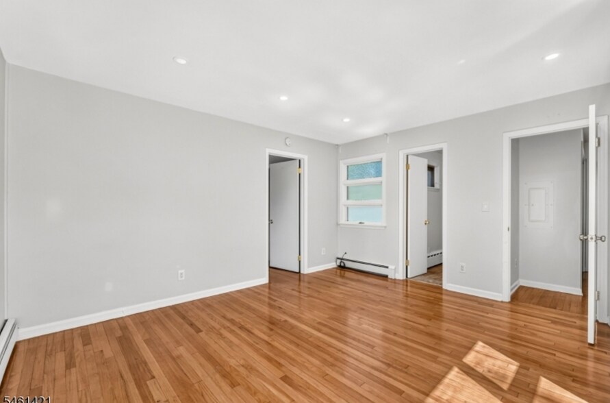 Building Photo - 879 Vosseller Ave