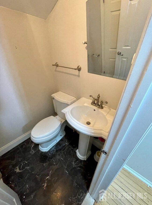 Building Photo - 410 Johnstone St