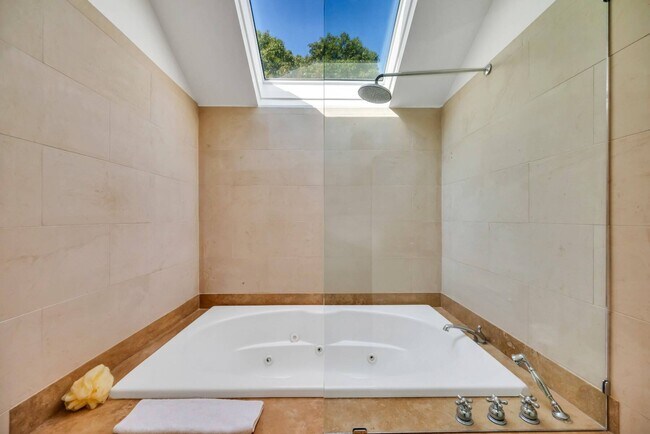 Building Photo - 3 Lynda Ln