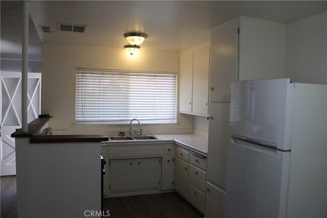 Building Photo - 1342 W Valencia Dr