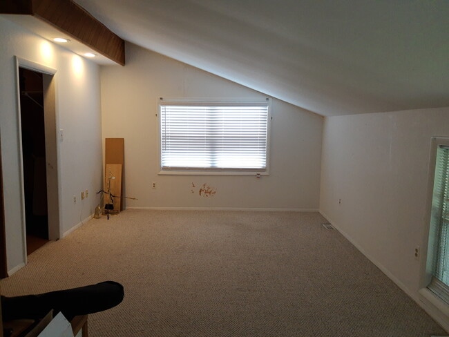 Building Photo - 9 Pheasant Run Ct