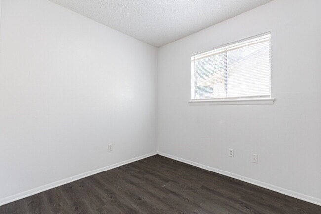 Building Photo - 4910 Tennyson Dr