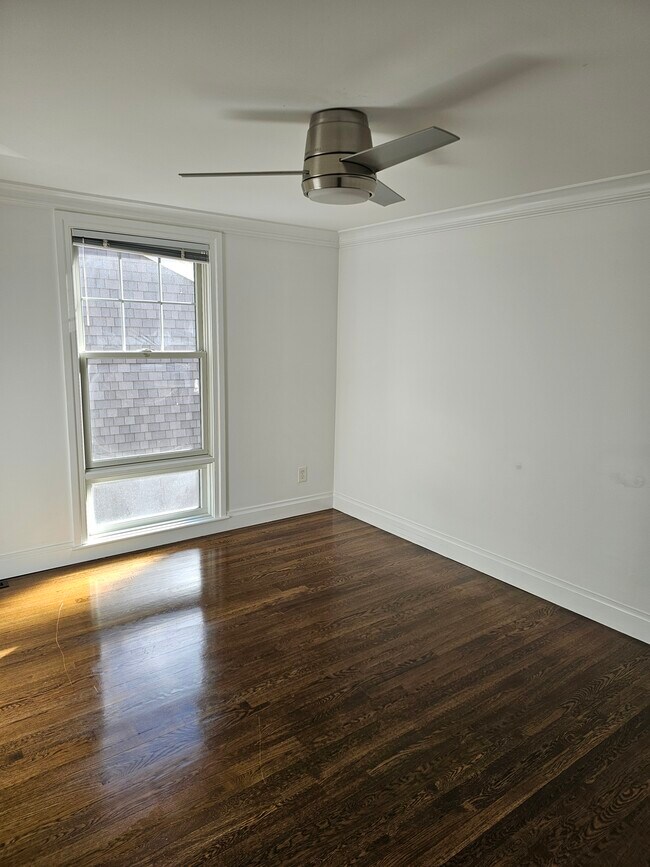 Building Photo - 11 Oak St