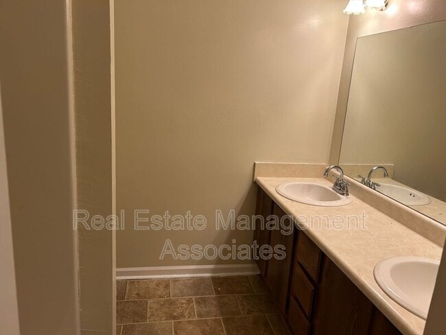 Building Photo - 132 Westwind Ct