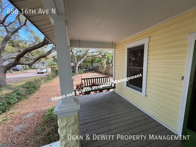 Building Photo - 880 16th Ave N