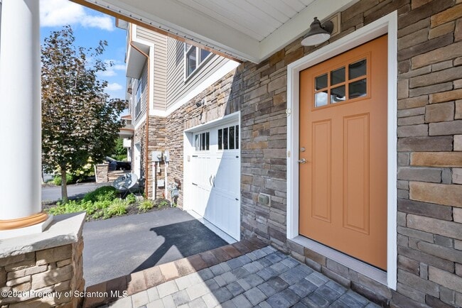 Building Photo - 9 Maple Leaf Dr