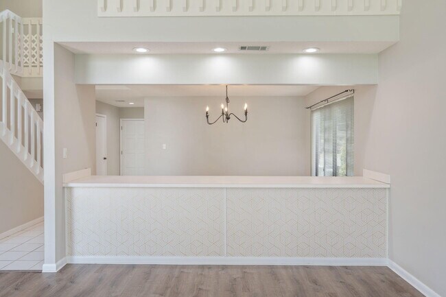 Building Photo - 1219 Oakmont Dr