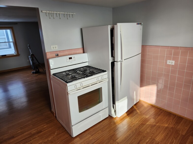 Kitchen Stove and Refrigerator - 5354 N Linder Ave