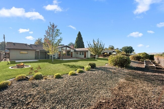 Building Photo - Exceptional Boise West Bench Home