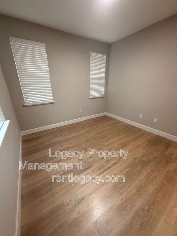 Building Photo - 452 Aster St