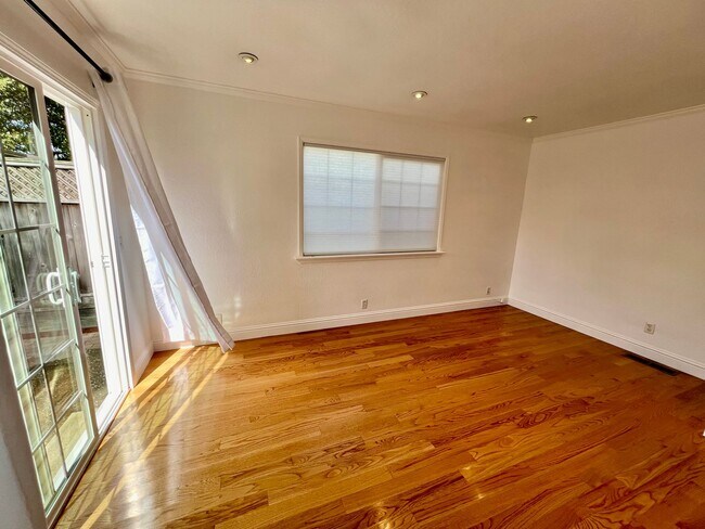 Building Photo - Willow Street Charm! 3 bedroom 1.5 bathroom home in Pacific Grove