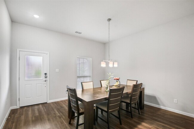 Building Photo - 1613 Wayback Dr