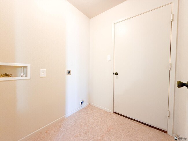 Building Photo - 1175 S 47th Ave