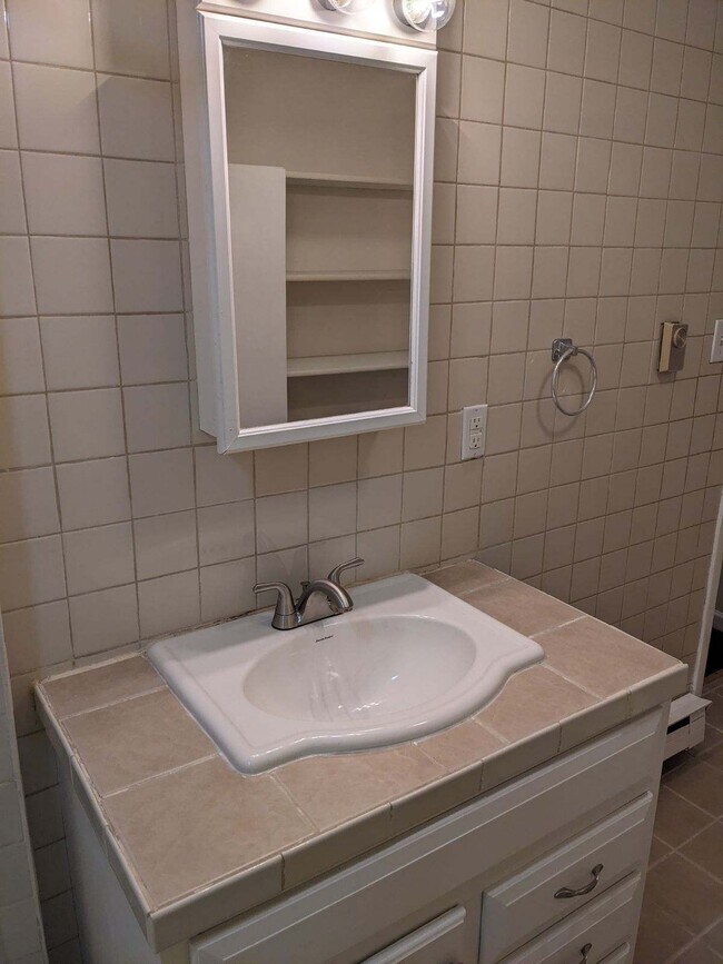 Building Photo - 337 E 10th Ave