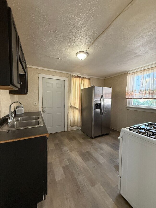 Building Photo - Large 4 bedroom Home