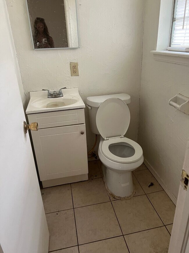 Building Photo - 4 Bedrooom 2 Bath home ready for new resident!