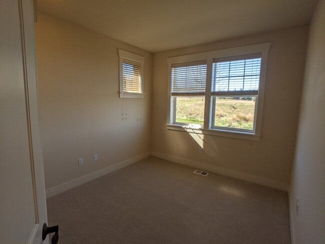 Building Photo - Very nice 2 bed, 2 bath, 1 car garage in S...