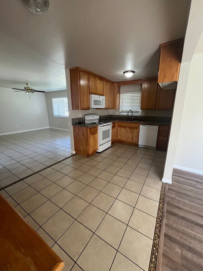 Building Photo - 4 Bed with Pool!