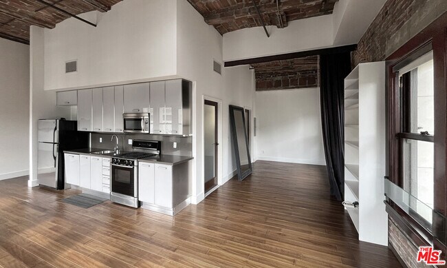 Building Photo - 460 S Spring St