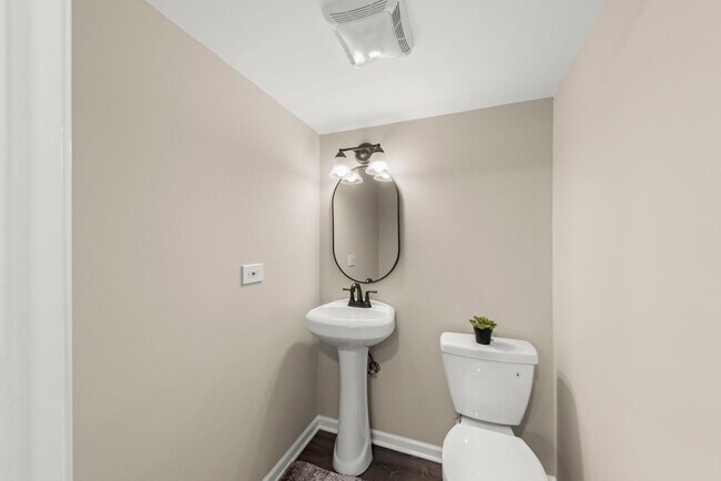 Building Photo - 2220 Weatherbee Ln