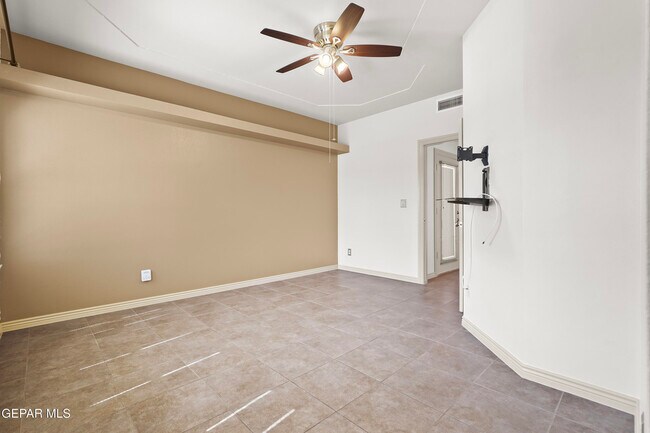 Building Photo - 5729 Valley Oak Dr
