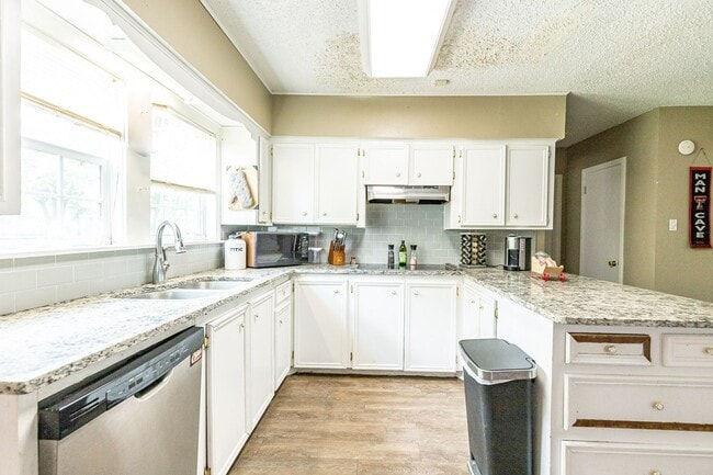 Building Photo - Pre-Leasing Summer 2023: Spacious 4/2,