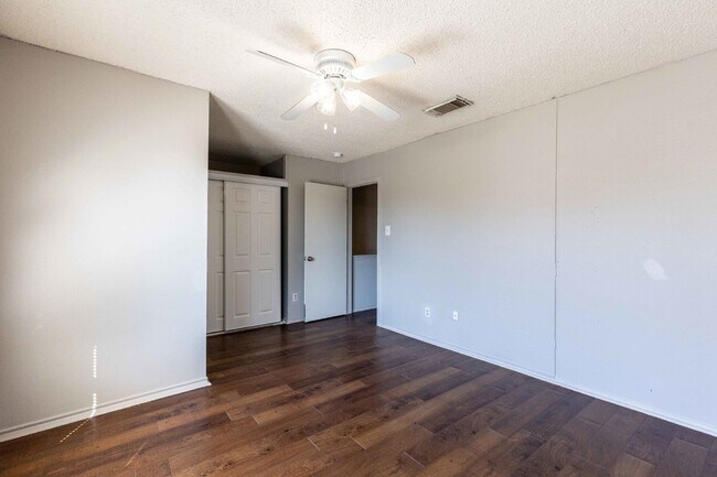 Building Photo - 8423 Parry Path