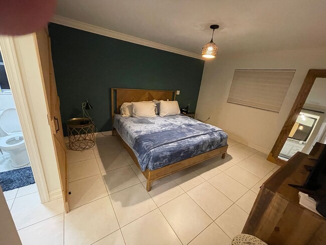 Building Photo - 1337 Center Ln