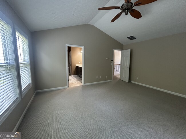 Building Photo - 2405 Village Green Dr