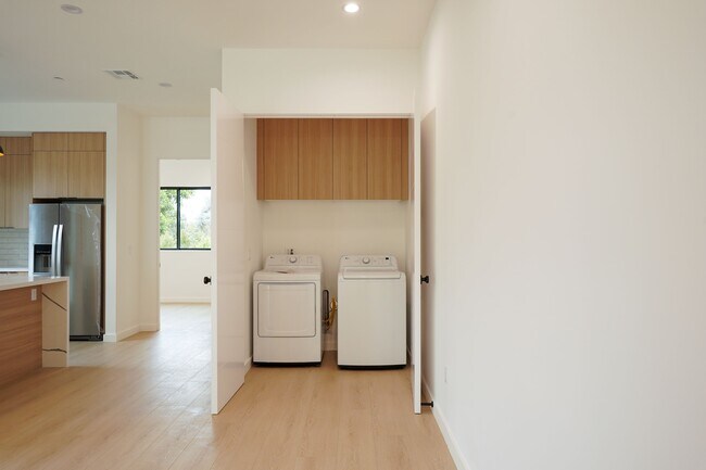 Building Photo - 13843 Burbank Blvd