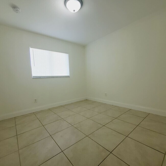 Building Photo - 777/779 Bedford Drive