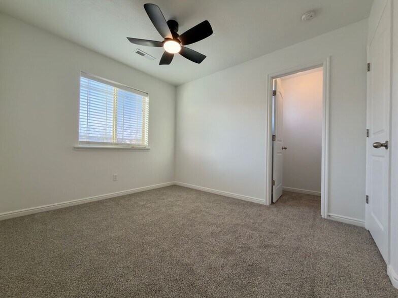 Building Photo - 664 E 110 S