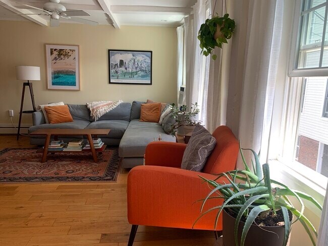 Building Photo - 10 Salem St Ave