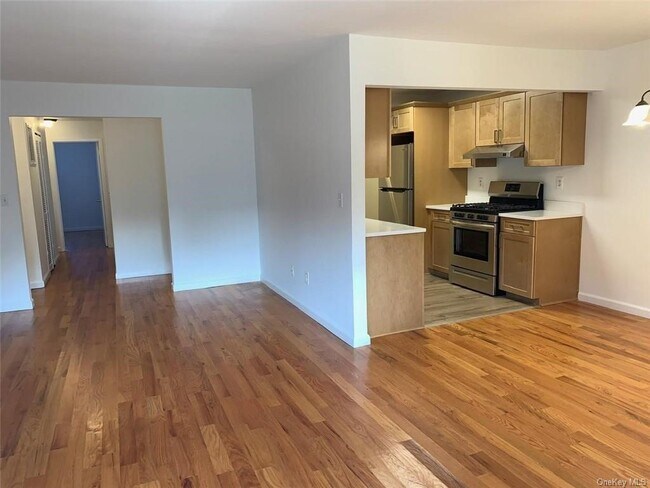 Building Photo - 138 New Holland Village