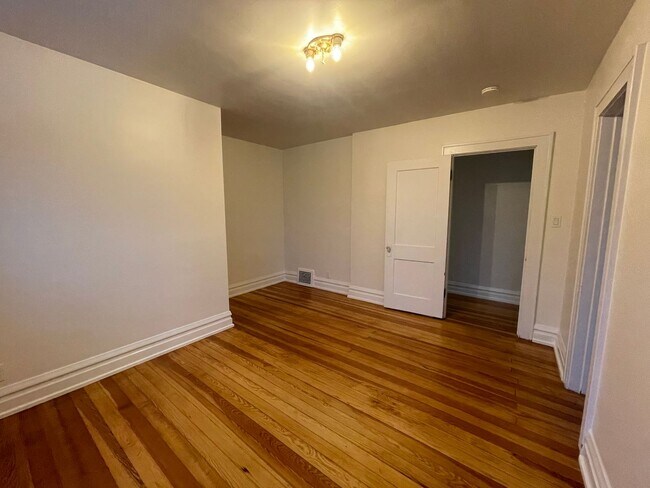 Building Photo - Three Bedroom Home in Kalamazoo