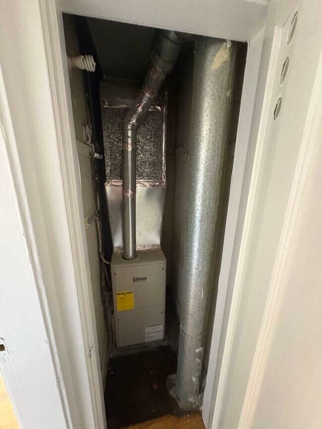 Building Photo - 7004 N Paulina St