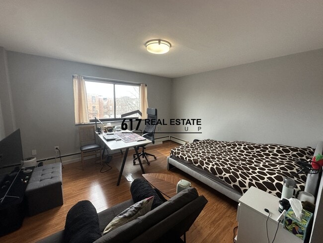 Building Photo - 35 Glencoe St