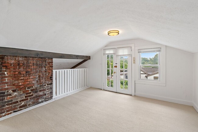 Building Photo - Adorable East Nashville Cottage w/ HUGE Fully-Fenced backyard!