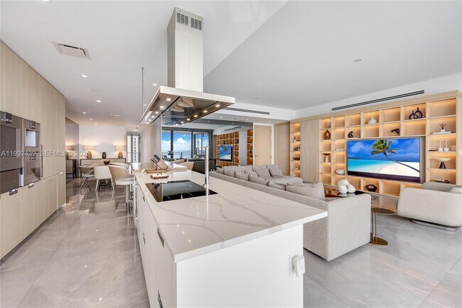 Building Photo - 15701 Collins Ave