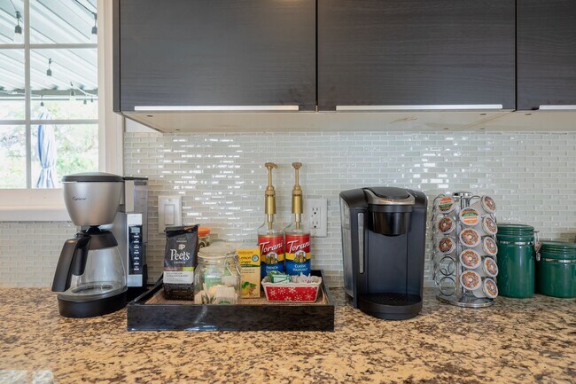 Building Photo - Family-Friendly Oasis in North Palm Springs