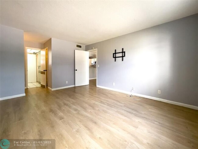 Building Photo - 2801 NW 47th Terrace